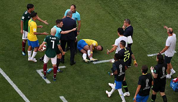 Nach dem Tritt von Miguel Layun ließ sich Neymar behandeln.