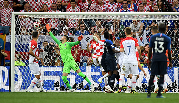 Kroatien drückt, Frankreich trifft: Ein Eigentor von Halbfinal-Held Mario Mandzukic bringt die Equipe Tricolore in Front.