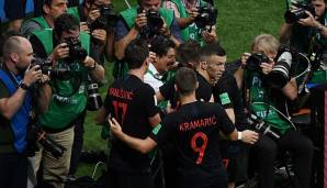 Als die Kroaten und der Fotograf wieder auf den Beinen waren, erkundigten sich die Spieler, ob alles in Ordnung ist.