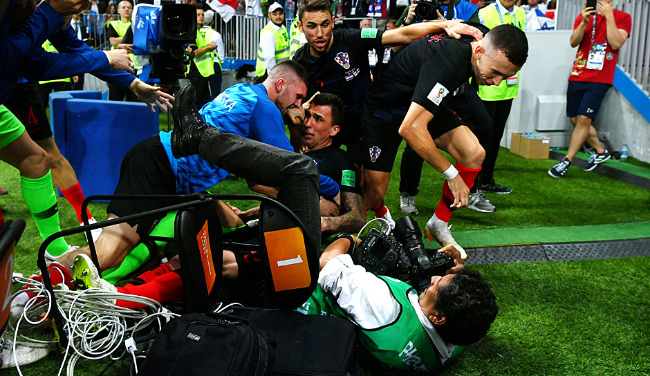 Nach dem Sieg-Tor zum 2:1 durch Mario Mandzukic im WM-Halbfinale gegen England "beerdigen" die Kroaten einen Fotografen unter ihrer Jubeltraube.