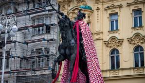 Ganz Zagreb ist in Rot und Weiß gehüllt - selbst Joseph Jelacic von Buzim, der Feldherr des ehemaligen Königreichs Kroatien und Slawonien.