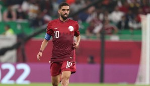 Hassan al-Haydos führt Gastgeberland Katar als Kapitän auf das Feld.