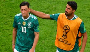 Sami Khedira (rechts) erlebte bei der WM 2018 gemeinsam mit Mesut Özil (links) das bittere Vorrundenaus. Nun begleitet er mit Ex-DFB-Kollegen Thomas Hitzlsperger und Ex-Nationaltorhüterin Almtuh Schult die WM in Katar als TV-Experte.