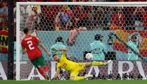 Selbstbewusst chippte PSG-Star Achraf Hakimi den entscheidenden Elfmeter für Marokko gegen Spanien in die Mitte.