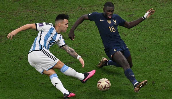Dayot Upamecano beim WM-Finale gegen Argentinien im Duell mit Lautaro Martinez.