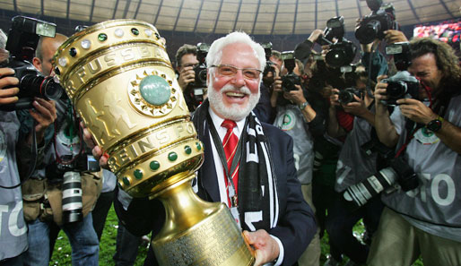 Ein Bild aus besseren Zeiten: Michael A. Roth mit dem DFB-Pokal nach dem Finale gegen Stuttgart