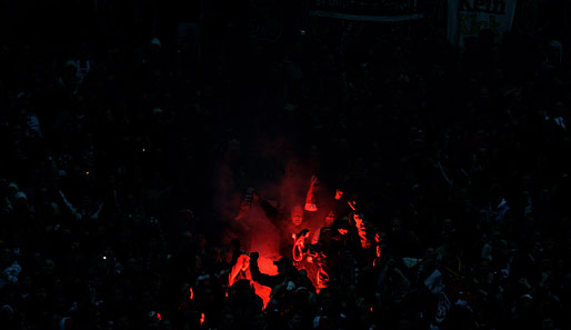 Beim Spiel des FCK gegen Mainz hatten einige Fans Knallkörper und Rauchbomben gezündet