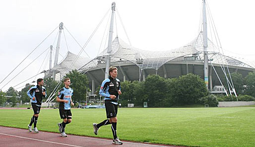 Alexander Ludwig, Sandro Kaiser und Manuel Schäffler (v.l.n.r.) laufen vor dem Olympiastadion
