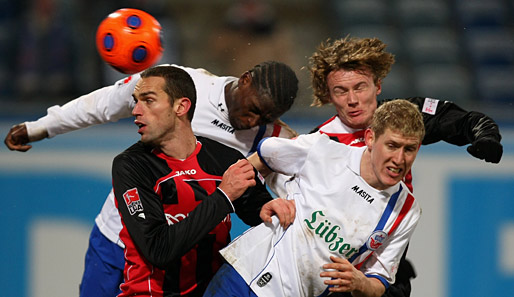 Assani Lukimya (2. v. l.) kam in der vergangen Saison auf fünf Liga-Spiele für Hansa Rostock