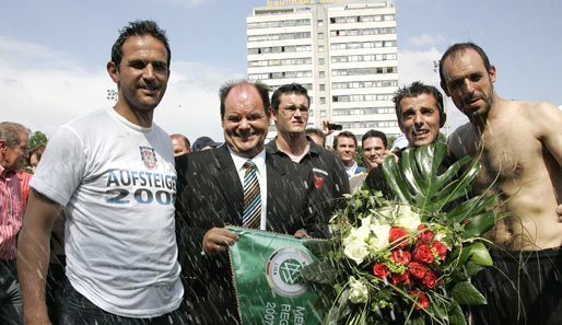 FSV Trainer Tomas Oral (2.v.r.) feiert den Aufstieg in die 2.Bundesliga 2008