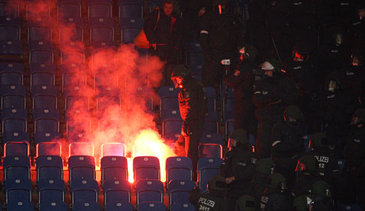 Bengalos statt Fans auf der Tribüne beim Spiel zwischen Rostock und dem FC St. Pauli