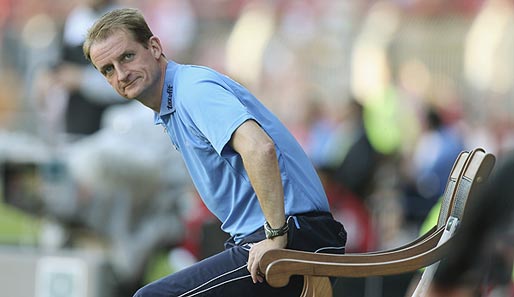 Petrik Sander lässt sich auf dem Trainerstuhl der TuS Koblenz nieder