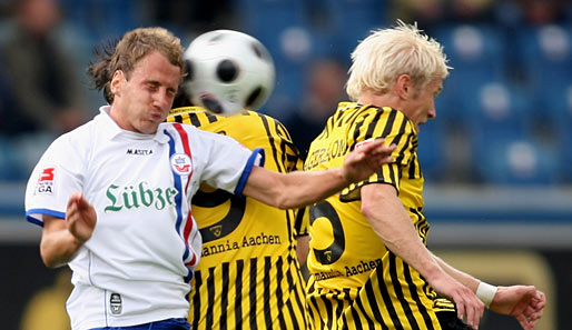 Tobias Rathgeb (l.) stand zuletzt in der vorigen Saison für Hansa Rostock auf dem Platz