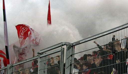 Im Spiel bei Fortuna Düsseldorf zündeten die Fans des 1. FC Kaiserslautern Rauchbomben