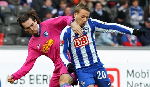 Bochum (Christian Fuchs, l.) und Hertha BSC (Patrick Ebert) peilen den sofortigen Wiederaufstieg an