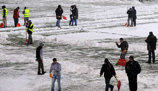 Fans von Union Berlin schippten Schnee für ihren Verein, trotzdem droht die Partie auszufallen