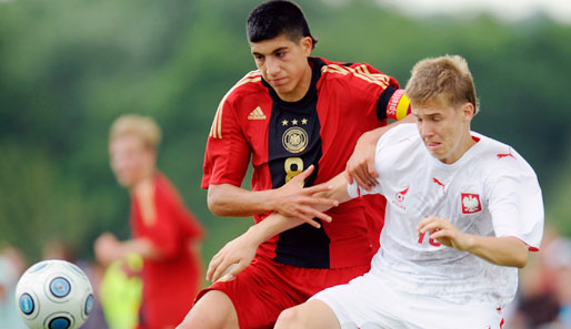 Polens U-17-Nationalspieler Martin Kobylanski (r.) erhält bei Energie Cottbus einen Vertrag bis 2013