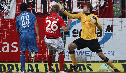 Nils Petersen (M.) erzielte den Ausgleichstreffer beim 2:1-Hinspiel-Erfolg von Cottbus gegen Bochum
