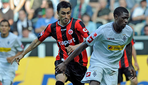 Mohamadou Idrissou (r.) wechselt von Mönchengladbach zu Eintracht Frankfurt
