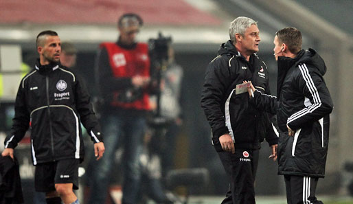Eintracht-Coach Armin Veh musste in der Schlussphase des Spiels in Düsseldorf auf die Tribüne