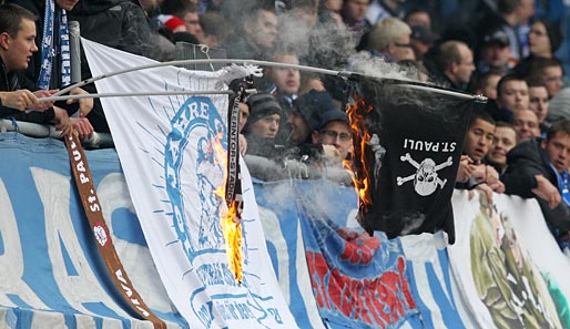 St. Pauli gegen Rostock: Ein Spiel mit Brisanz. Hier verbrennen Hansa-Fans Pauli Fan-Artikel