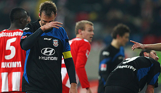 Björn Schlicke (2.v.l.) wird im Spiel gegen Fortuna Düsseldorf gesperrt fehlen
