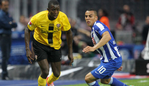 Der Senegalese Cheikh Gueye (l.) hat seinen Vertrag bei Dynamo Dresden verlängert