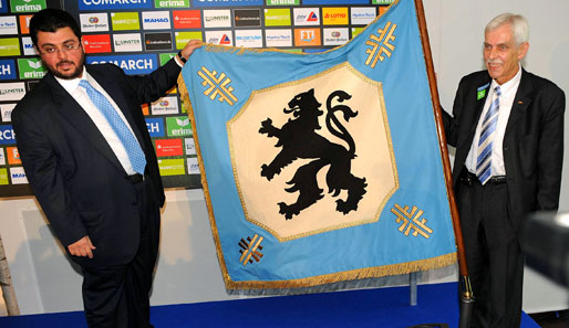 Hasan Ismaik (l.) bei einer Pressekonferenz mit Präsident Dieter Schneider im Juni 2011