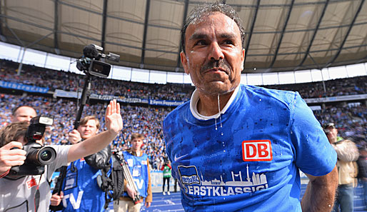 Feucht und fröhlich feierten die Hertha-Verantwortlichen den frühzeitigen Aufstieg in die Bundesliga