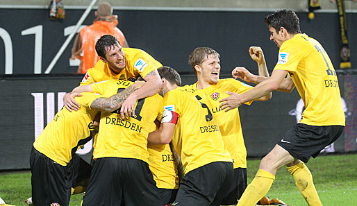 Dynamo Dresden freut sich über den Klassenerhalt in der zweiten Liga