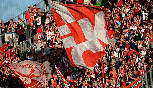 Die Fans der Roten Teufel fordern nach der 0:4-Pleite in Aalen nun gegen Cottbus Wiedergutmachung