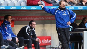 An den Co-Trainer-Platz hatte sich Jörg Böhme (M.) bereits bei Arminia Bielefeld gewöhnen können