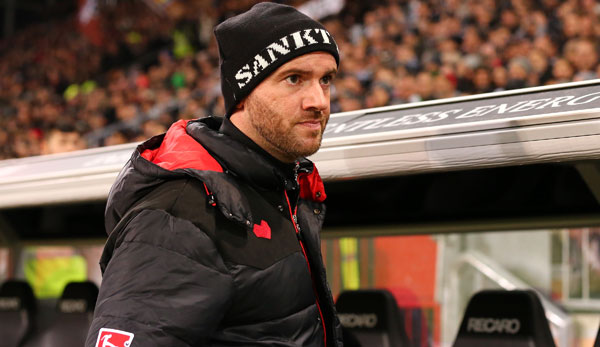St. Pauli-Trainer Roland Vrabecwar sicherlich nicht erfreut über die Taten einiger Anhänger des Kiez-Klubs