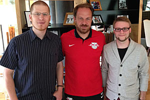 Die SPOX-Redakteure Jochen Tittmar (l.) und Martin Klotz (r.) trafen Alexander Zorniger im Trainingslager in Schladming