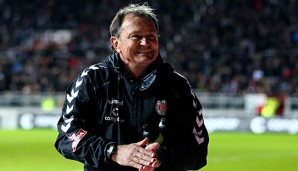 Pauli-Coach Ewald Lienen erlitt nach einem Sturz in Heidenheim einen Unterarmbruch