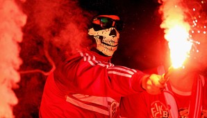 FCK-Anhänger warfen im Oktober 2015 im Spiel gegen Sandhausen Feuerzeuge und Trinkbecher