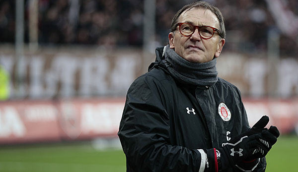 Ewald Lienen wird der Trainer des FC St. Pauli bleiben
