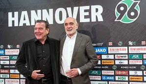 Martin Kind (r.) mit dem Aufsichtsratsvorsitzenden von Hannover 96, Gerhard Schröder