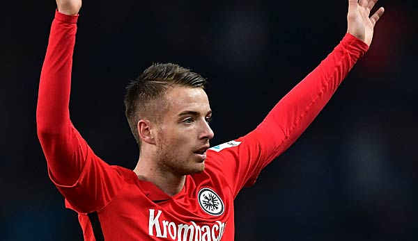 Max Besuschkow fordert den Ball im Trikot von Eintracht Frankfurt
