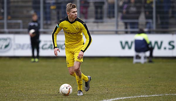 Lars Dietz mit dem Ball am Fuß für die Borussia aus Dortmund