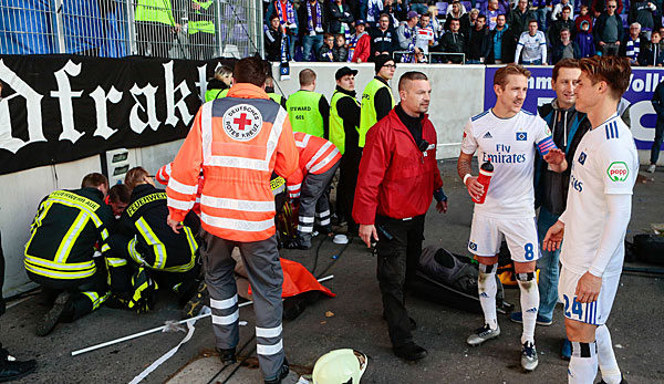 Beim Spiel zwischen Erzgebirge Aue und dem HSV stürzte ein Hamburger Fan vom Zaun.