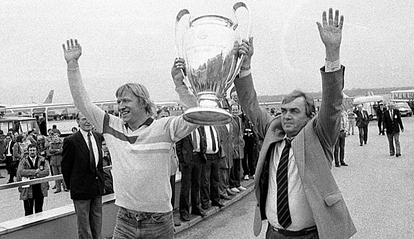 Horst Hrubesch und Trainer Ernst Happel präsentieren den HSV-Fans den Pokal der Landesmeister 1983.