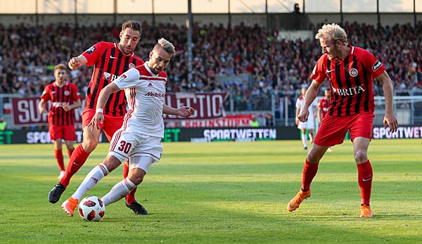 Im Relegations-Hinspiel setzte sich der FC Ingolstadt mit 2:1 beim SV Wehen Wiesbaden durch.