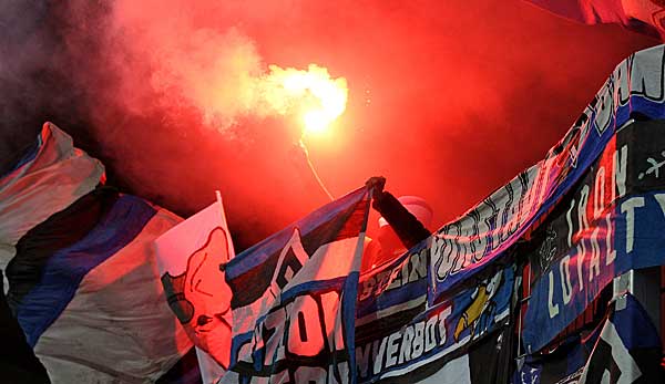 Pyro-Chaos beim Derby: HSV-Fans zünden zahlreiche pyrotechnische Gegenstände vor dem Spiel gegen den FC St. Pauli.