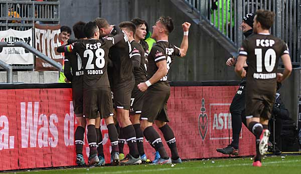 Erleichterung pur: Der FC St. Pauli schaffte im Kellerduell gegen Wehen Wiesbaden den ersten Sieg nach acht Spielen.