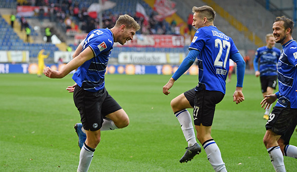 Fabian Klos und Cedric Brunner bejubeln einen Treffer des Tabellenführers Arminia Bielefeld.