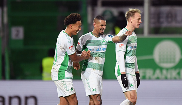 Daniel Keita-Ruel und die SpVgg Greuther Fürth verspielten im Hinspiel in Bielefeld eine 2:0-Führung und mussten sich am Ende mit einem 2:2-Remis abfinden.