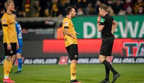 Dresdens Spieler diskutieren mit Schiedsrichter Bacher.