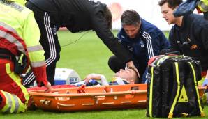 Jordan Beyer musste nach einem heftigen Zusammenprall im Spiel des HSV gegen Jahn Regensburg mit einer Kopfverletzung vom Platz getragen werden.