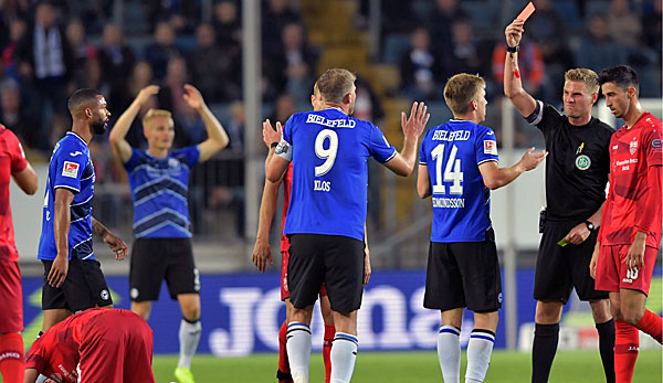 Arminia Bielefelds Toptorjäger Fabian Klos sah im Hinspiel gegen den VfB Stuttgart die Gelb-Rot.